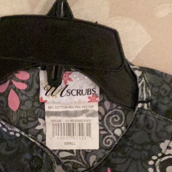 Winter scrub jacket pink and gray snowflakes. - Picture 3 of 3